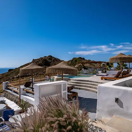 3 Season Parikia (Paros)